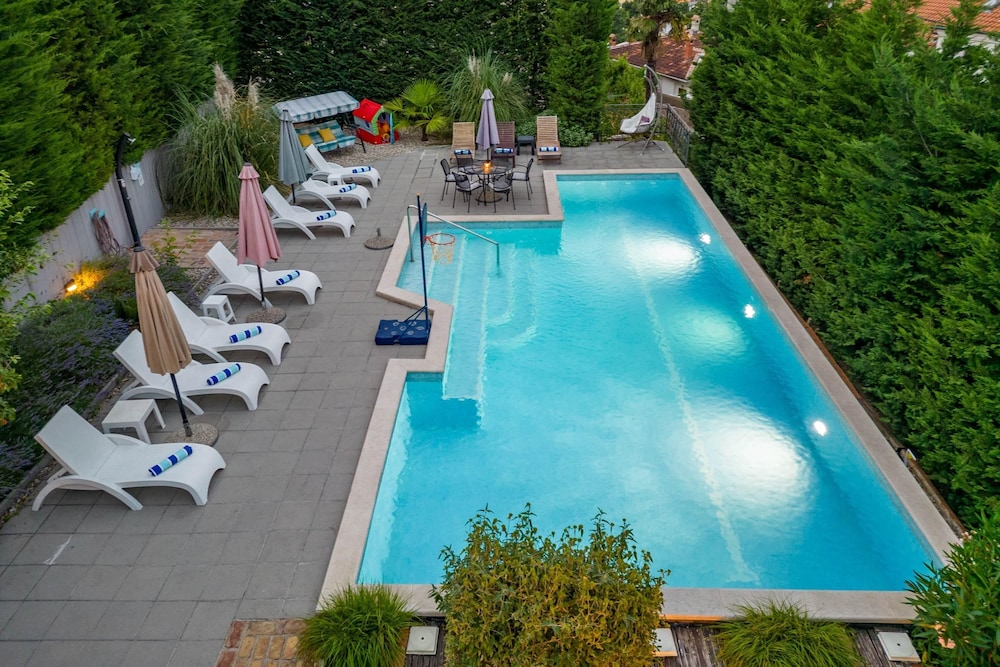 Villa Okra With Pool