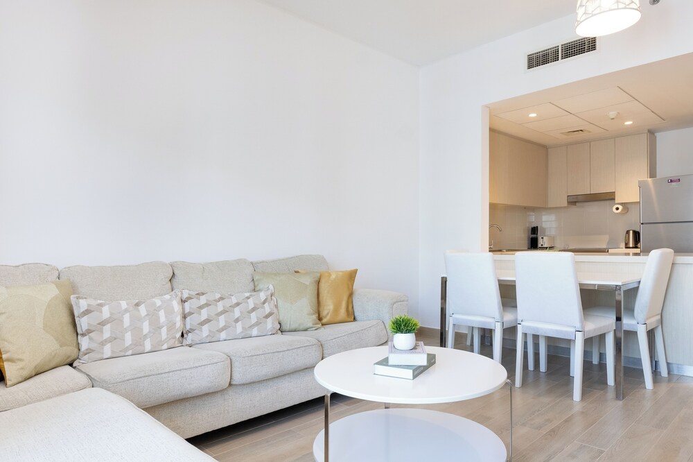 Bloomfields Luxurious 2Br Water Edge