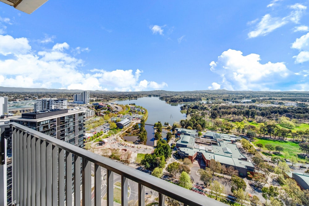 Chic 1-bed With Stunning Lake View & Indoor Pool