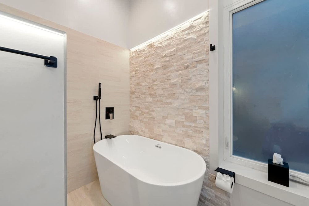 Luxury 2BR Condo in Wicker Park