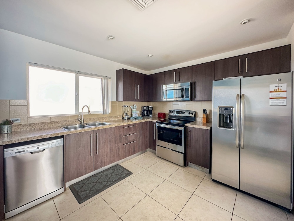 Admire Sea View From a Stunning Condo