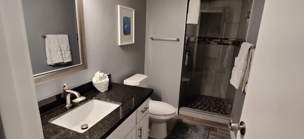 Saida Beachfront Luxe Condo Two Heated Pools 2 Bedroom Condo