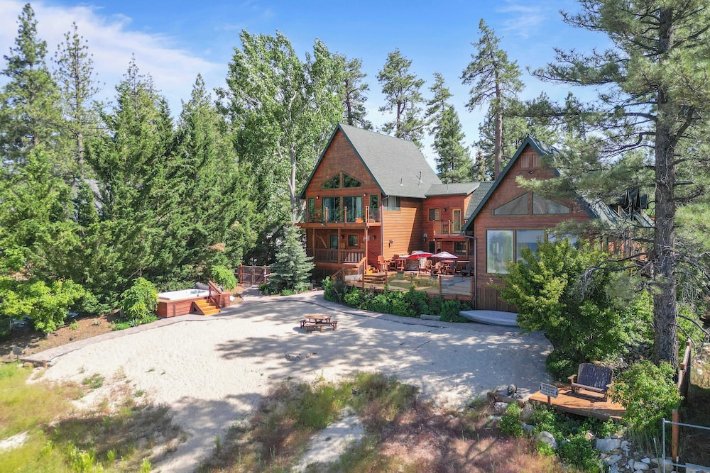 2 Lakefront Homes by Avantstay Sleeps 23, Private Dock+beach, Hot Tub, Fire Pit, Deck Views