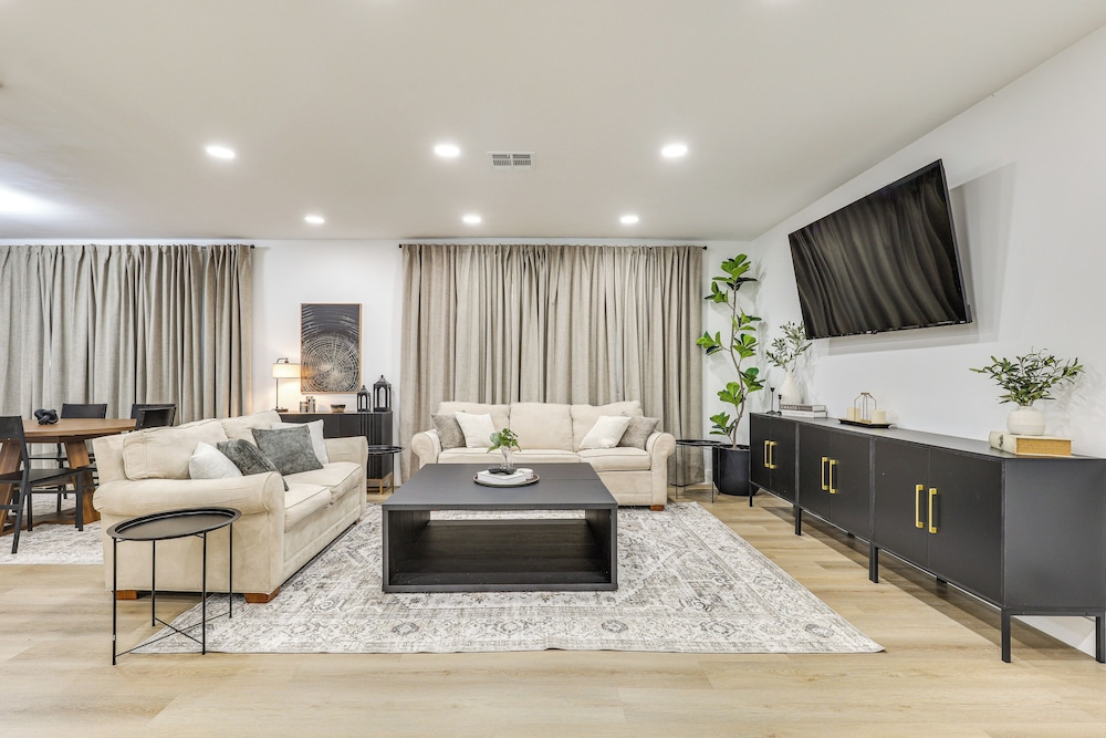 Walk to City Center: Modern Coral Springs Getaway