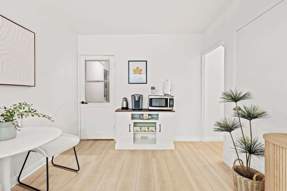 Near Dtla Gem Stylish Private Suite w King bed