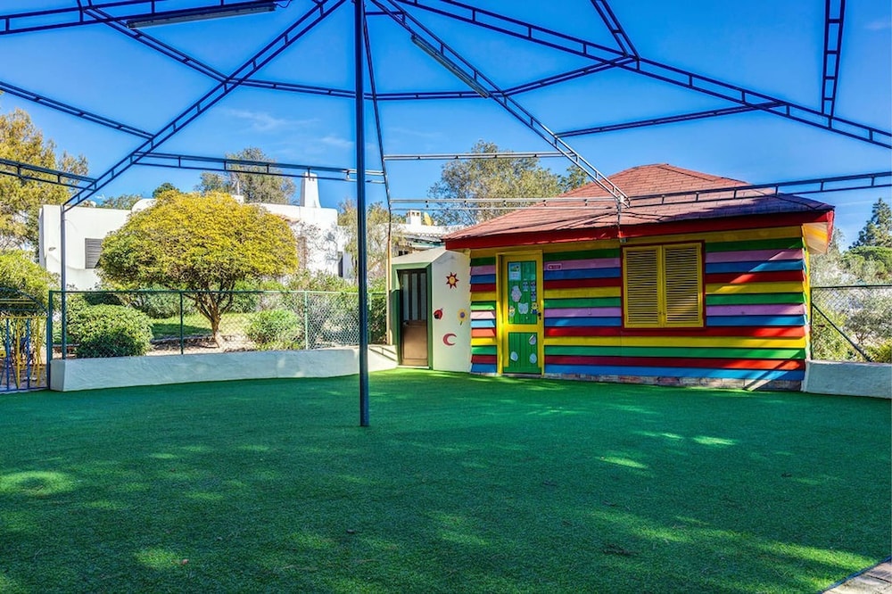 C28 Q P Amazing House Nested in the Heart of Ca