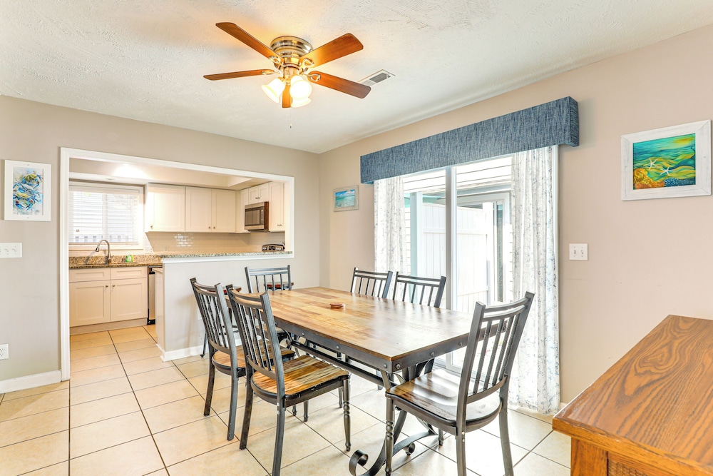 Walk to Ocean & Golf: North Myrtle Beach Home!