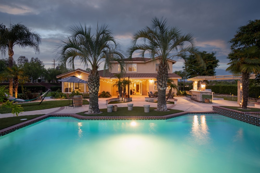 Villa Verdot by Avantstay Spectacular 6 BR Estate w Pool Hot Tub Tennis B-ball Courts