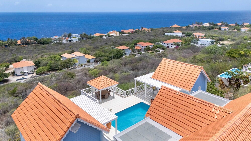 Ocean Whisper Villa in Sint Willibrordus