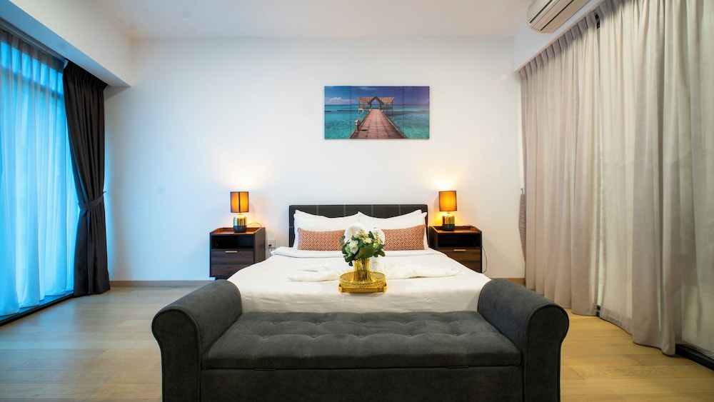 Moonway Luxury Suites At Eaton Residence