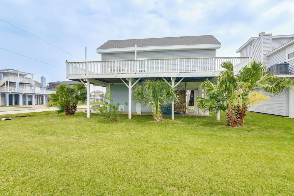 1 Block to Beach: Family Retreat in Galveston!