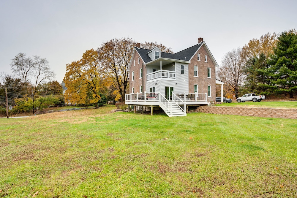 Family-friendly Hatfield Home: 3 Mi to Downtown! - Property Image 3