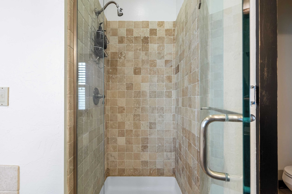 Group Cabin + Lake and Mountain View Pet-friendly, Fireplace, Games, Loft