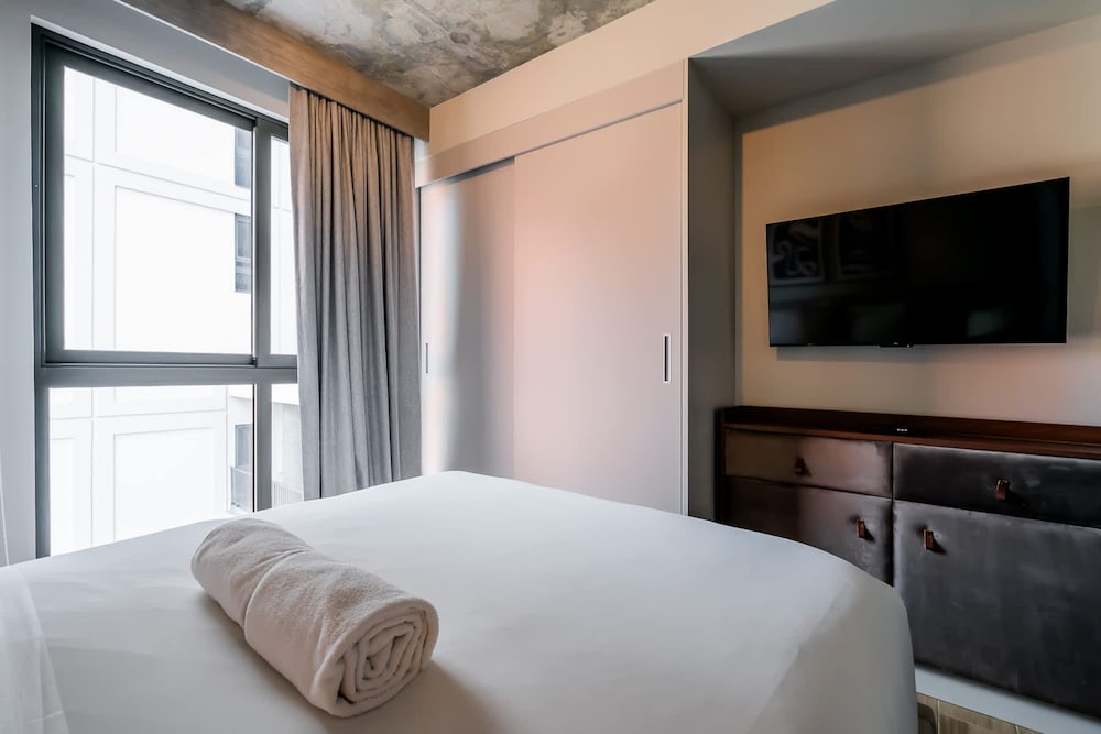 w Stunning 2BR w Great Deco in Centriqo