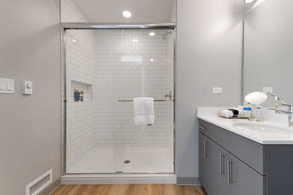 Modern 4BR Free Pkg Near Train Dining