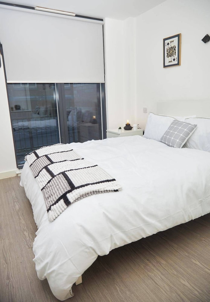 Apartment-sleeps4-streetparking-balcony-duplex