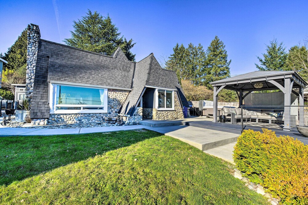 Puget Sound Cabin With Hot Tub and Water Views!