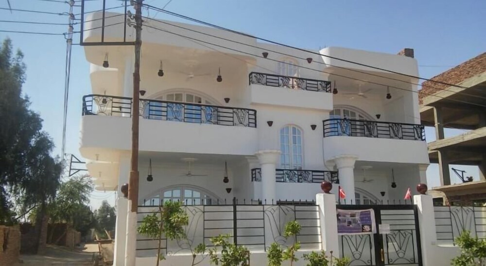 Lotus Lis House
