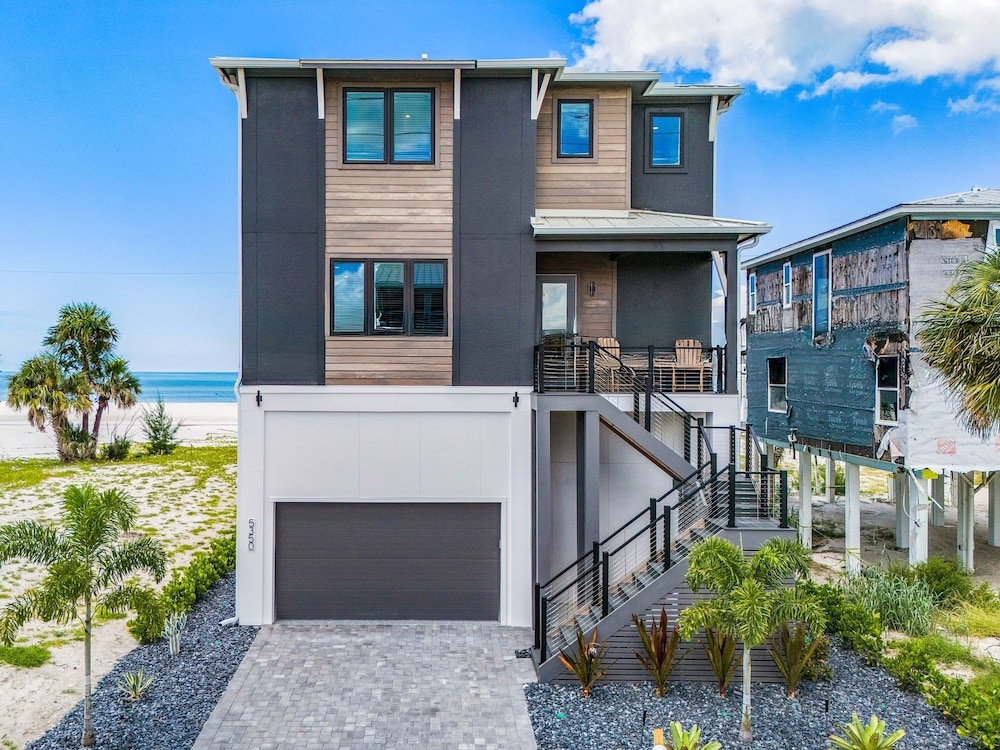 5350 Chasing Sunshine: 5bd/4.5ba Pool Home! 5 Bedroom Home