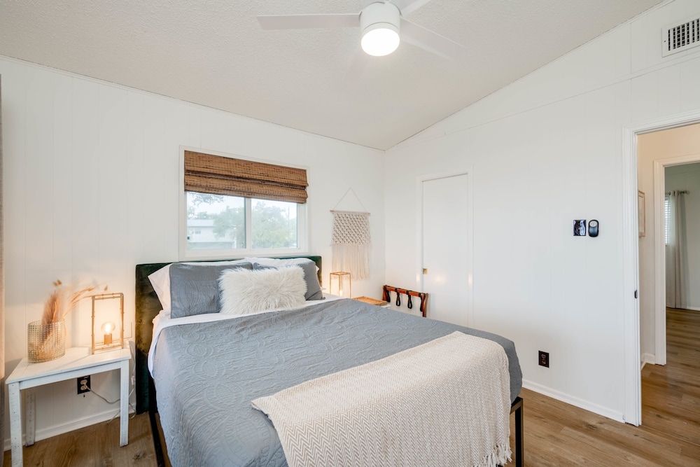 4 3 two King Beds Perfect Sunset Lake Views Pickleball Fire pit Lvl2 EV POA Pool