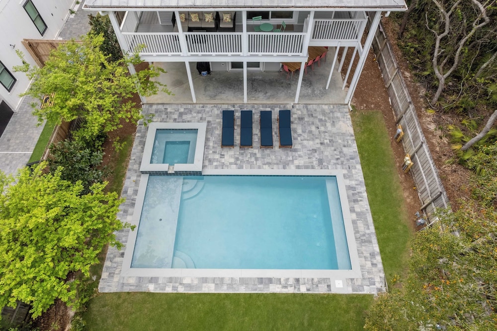 Dolphin Days by Avantstay Pool, 0.2mi to Beach!