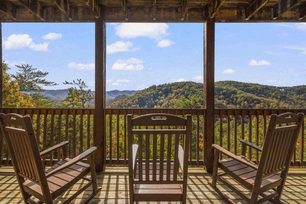 Eagle's Nest - 3 Bedrooms, 3.5 Baths, Sleeps 10 Home by RedAwning