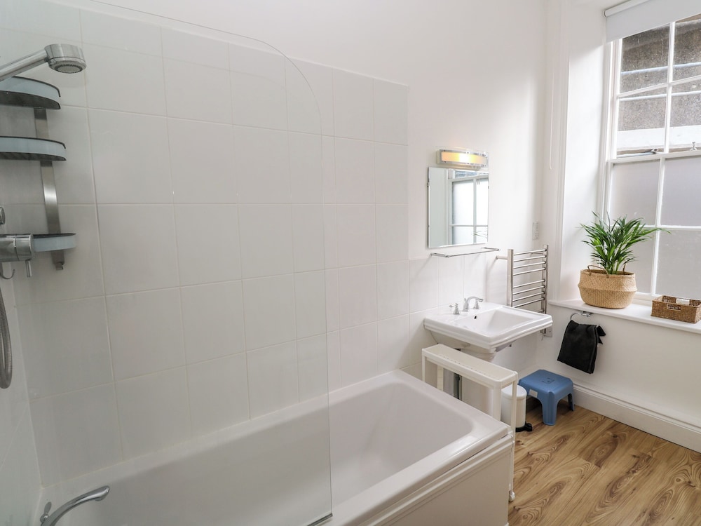 2 Regent Mews