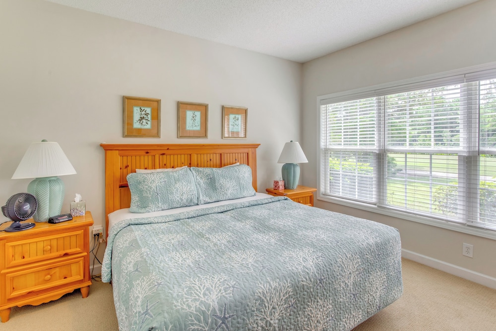 Condo w/ Golf Course View in Barefoot Resort!