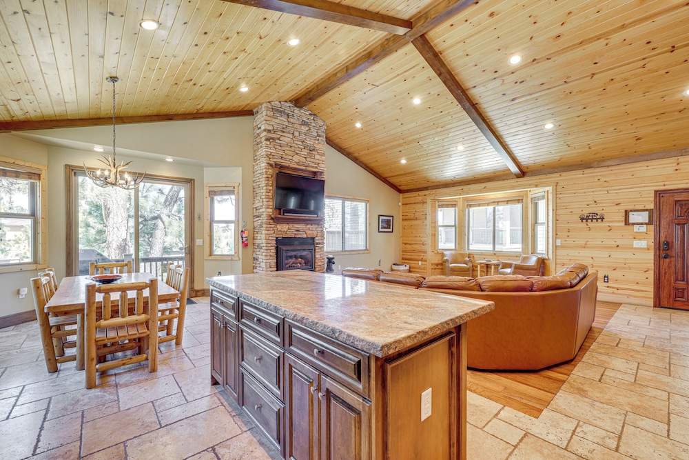 Walkable Big Bear Lake Home w/ Private Hot Tub!