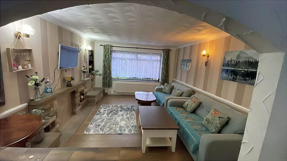 Charming Basildon House With 3 Bedroom Near Town