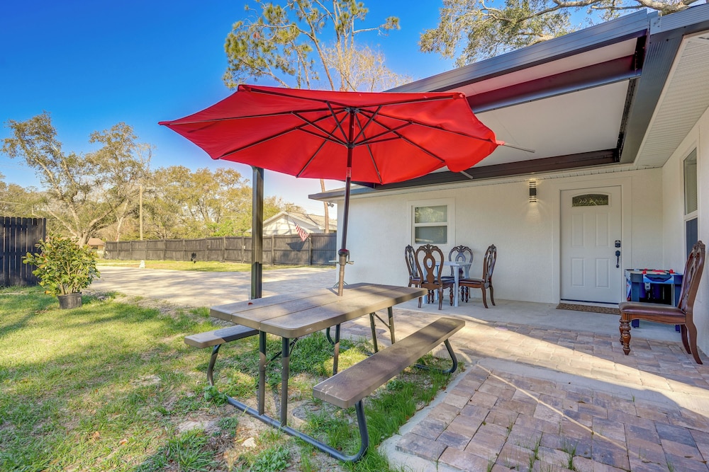 12 Mi to Dtwn Tampa: Vibrant Home w/ Outdoor Space