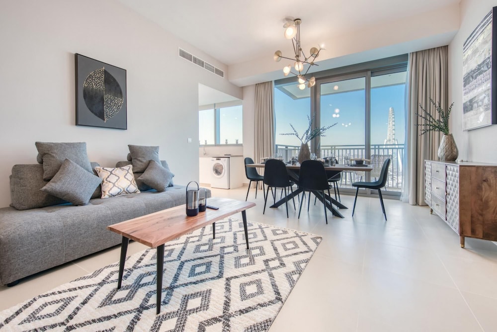 Exclusive Sea View Apartment on the Arabian Gulf