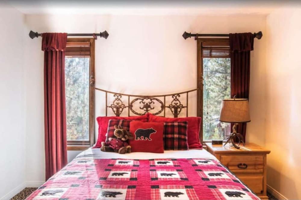Big Bear Castle by Avantstay Private Home in Great Big Bear Location w/ Hot Tub