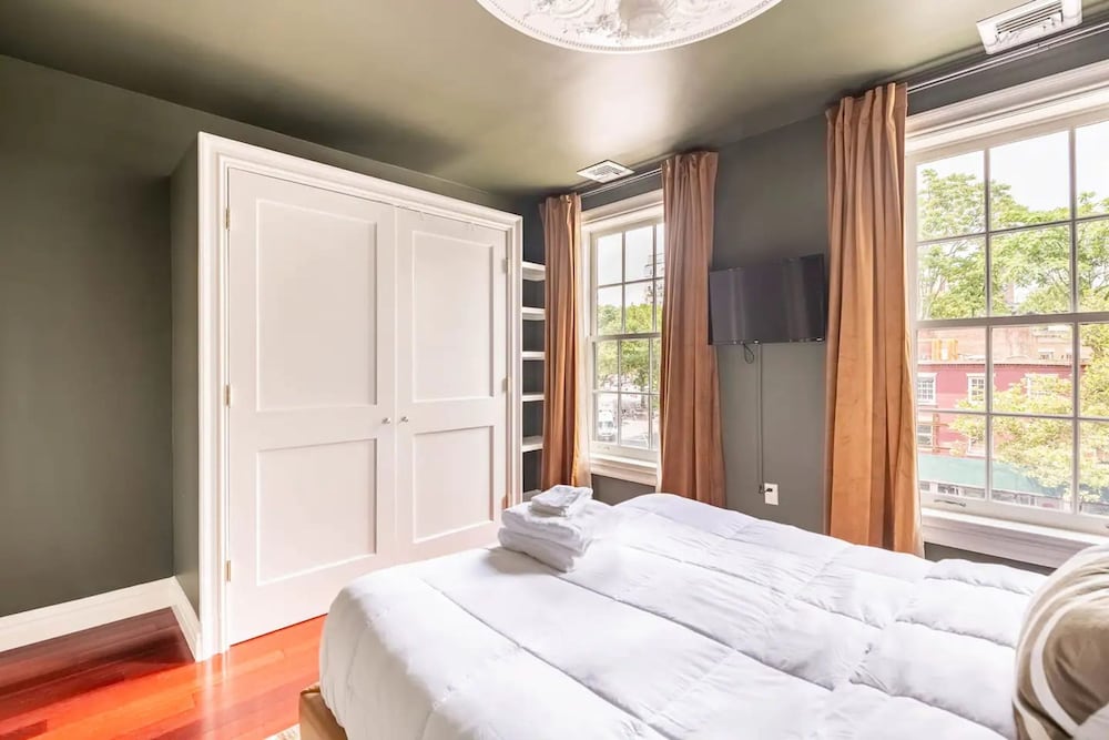 Lofty Bright Greenwich Getaway w Private Rooftop