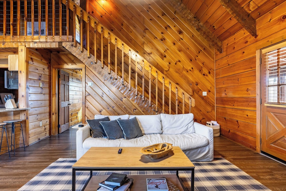 2 Cabins Game Room, Enclosed Porch, Hottub, Views Dudley I & II by Avantstay