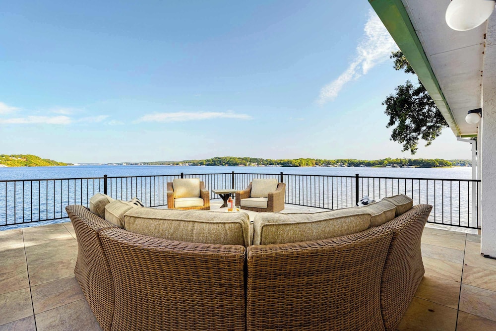 Panoramic Paradise - Lakefront Home for 15