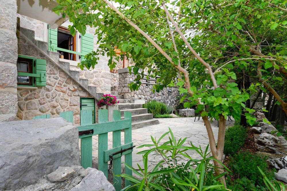Traditional Stone House Adrian view 3
