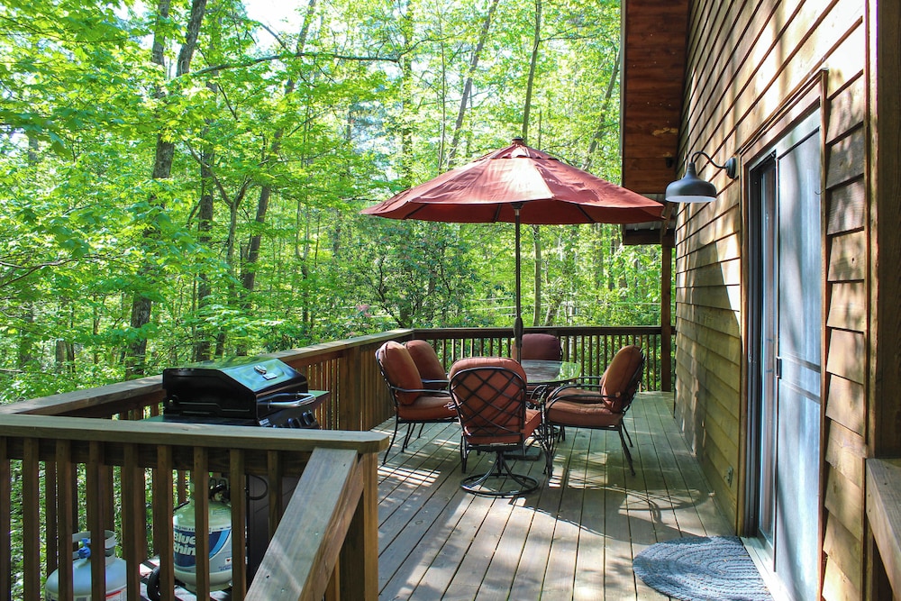 Sautee Nacoochee Mtn Paradise w/ Spacious Deck!