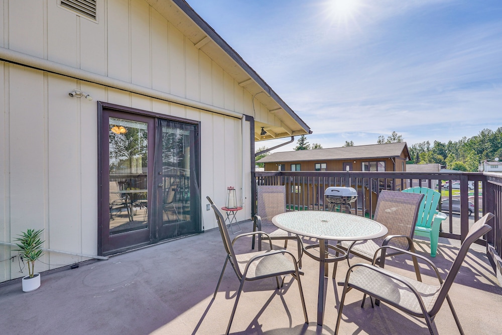 5 Mi to State Park: Mtn-view Apt in Anchorage