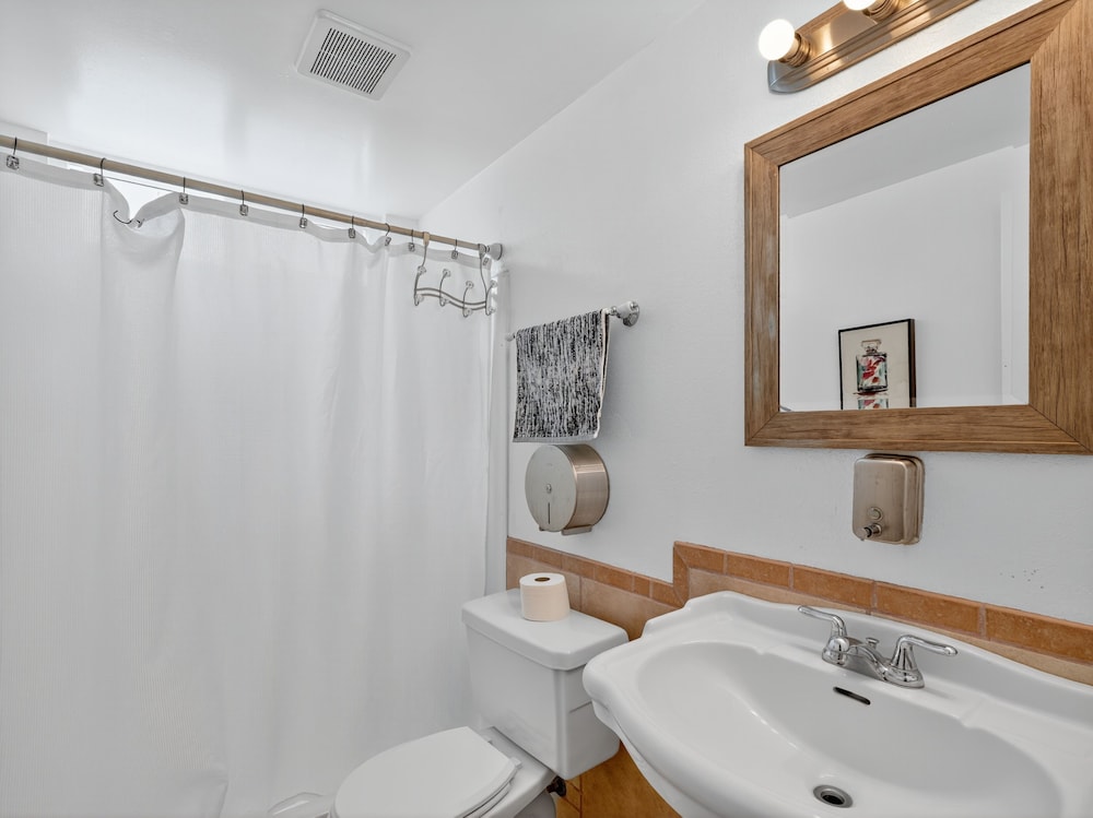 Coastal Escape With Private Mini Golf 4 Bedroom Home