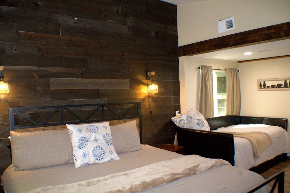 Scenic Solitude 3 Bedroom Cabin