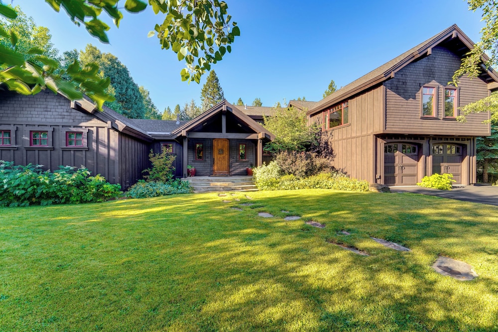 Stunning Truckee Home w/ Private Patio & Gas Grill view 5