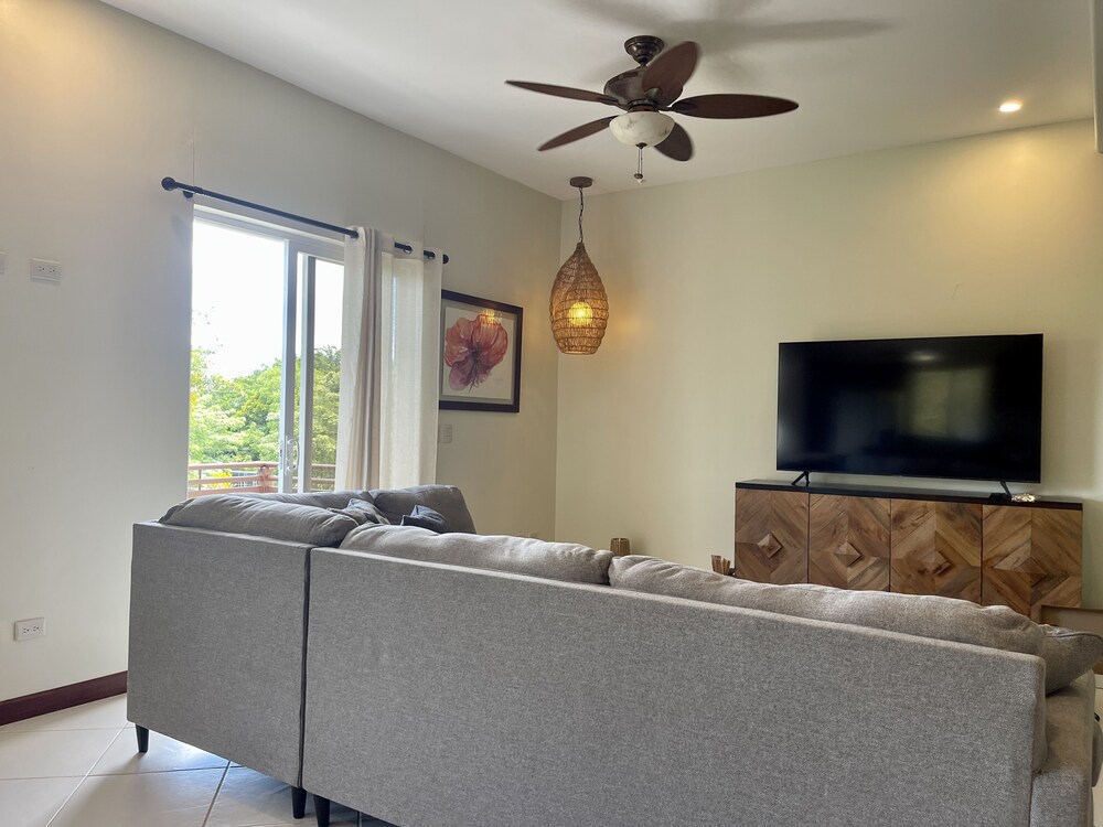 La Torre: Poolside Condo with Scenic Views