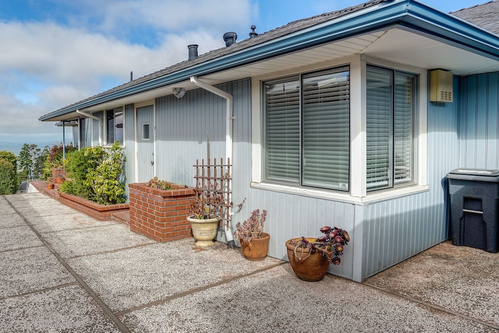 Stunning Bay-view Home in Kensington! view 4
