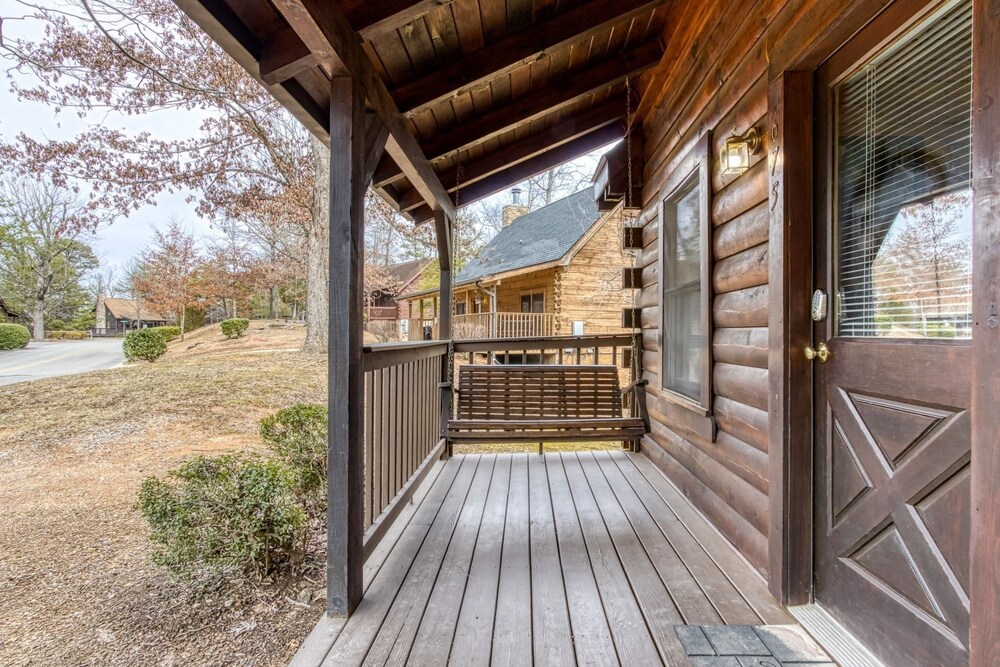 Er74 - Gerrald's Chalet - Great Location. Close To All The Action! 3 Bedroom Cabin by RedAwning view 3