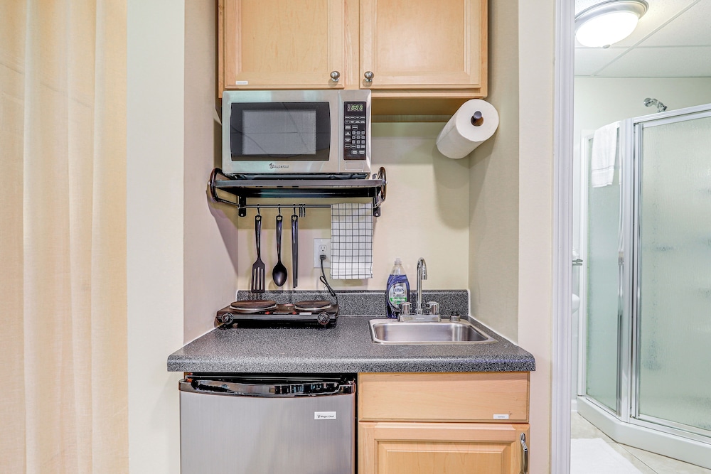 Cozy Jonesboro Studio w/ Patio ~ 22 Mi to Atlanta!