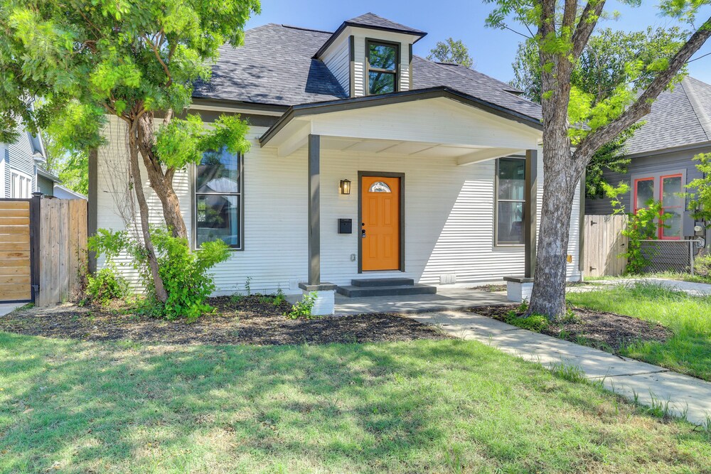 1 Mi to Dtwn San Antonio: Sleek Bungalow w/ Yard!