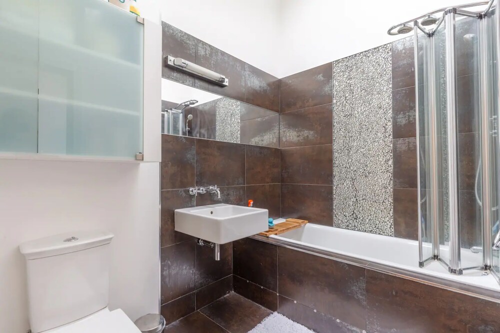 Spacious 2 Bedroom Apartment in Converted Warehouse in Brixton
