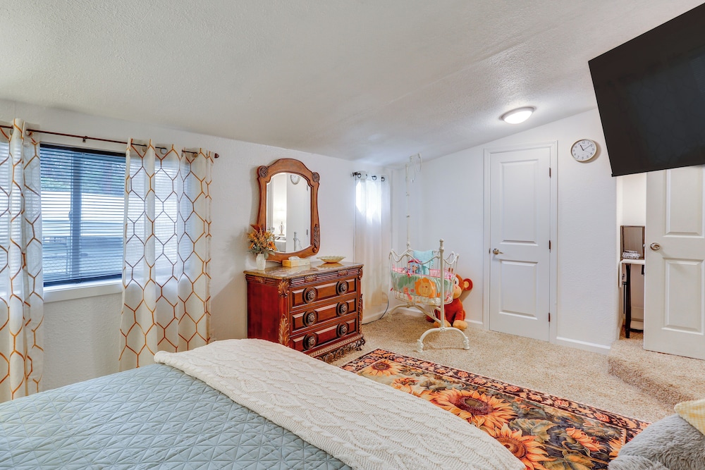 < 10 Mi to Trinity River: Family Home w/ Hot Tub!