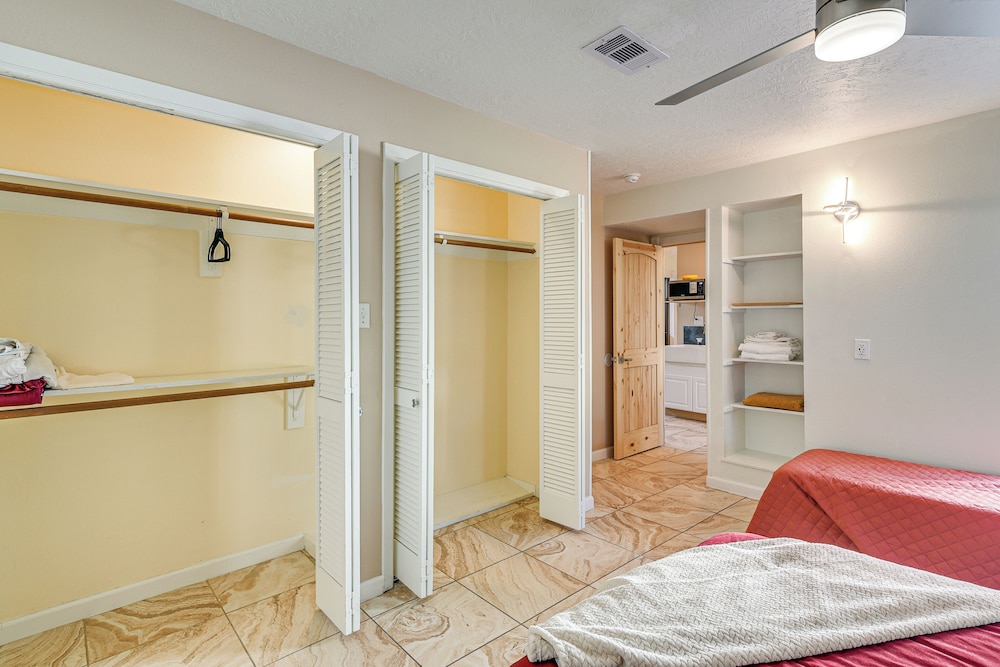 Shop & Explore: Duplex Unit 8 Mi to NRG Stadium!
